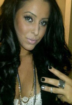 تعرّف إلى حبيبة كريس الجديدة... شبيهة كيم!